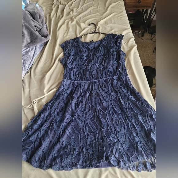 Blue lace party dress - Picture 2 of 3